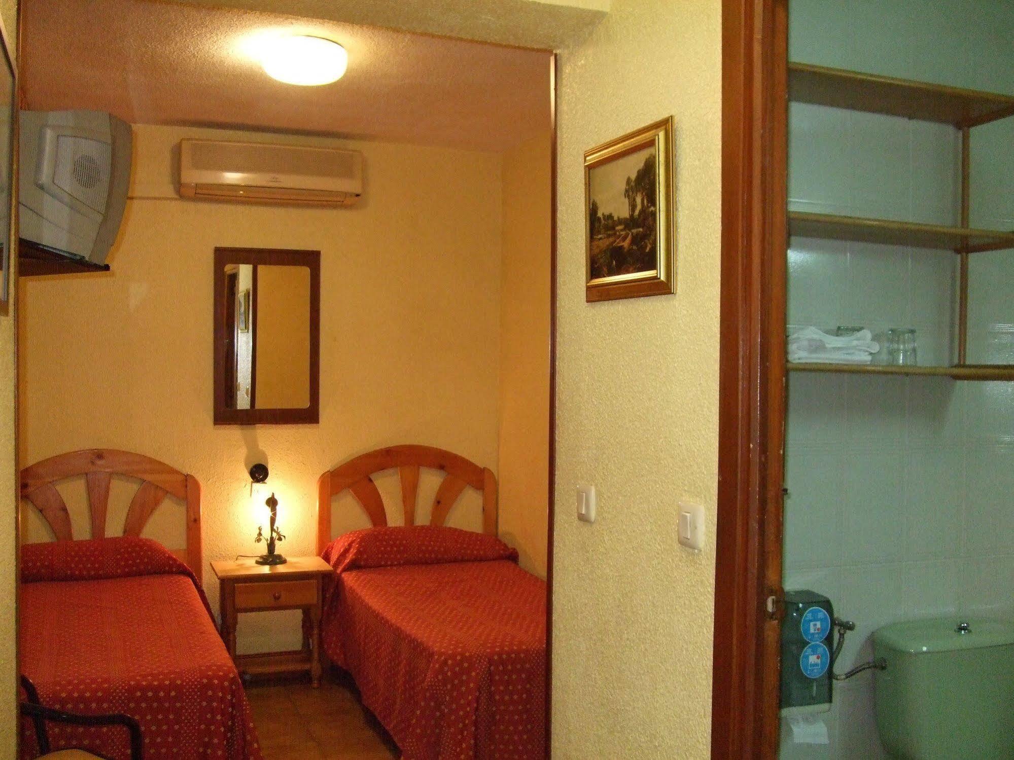 Hostal Jacinto Alcala de Henares Exterior photo